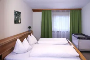 Cozy, centrally located vacation home with two separate bedrooms. Bedrooms - Image 5