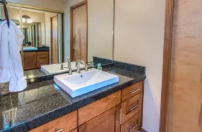 Haut de gamme 2 BR 2 BA Condo Lakefront, climatisation et foyer au gaz - Image 3
