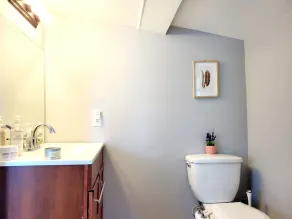 Budget Bed Room near Downtown Inner Harbor w Free Parking - Image 4