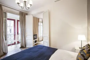 Walk to Gaudi's Buildings - \"ValA\" High Ceilings - Free Luggage Storage Service. - Image 3