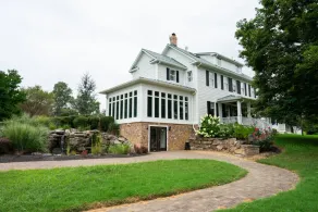 Charming Farmhouse Retreat: Historic Inn Farm Stay - Image 2