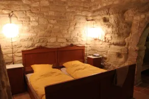 Smukt og autentisk landsbyhus med udsigt på storslået grund - Image 3