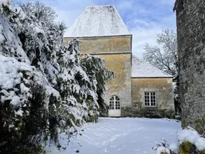 Experience Castle Charm with WiFi in Bellavilliers - Image 2