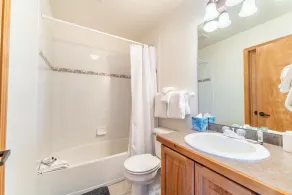 Riverside mountain getaway, million dollar views, ground access, attached garage - Image 3