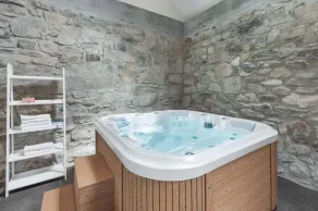Luxuriös renovierte Scheunen mit privatem Wellnessbereich - Image 5
