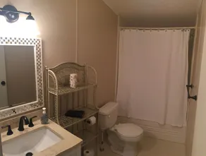 Opdateret Hjem på Lakefront Estate med privat havn og jord - Image 4