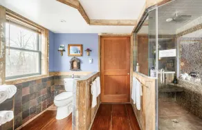 Luxurious sky loft with giant soaker tub, steam room, views - Image 2