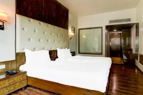 Stylish & Modern Stays at Palette River Front - Image 4