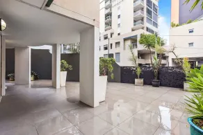 Comfy 2-Bed with Pool and Secure Parking - Image 5