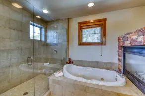 Luxe moderne dans une belle maison de montagne! Bain à remous privé et vue sur la montagne! - Image 4
