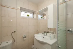 Apartamento luminoso com terraço - Image 3