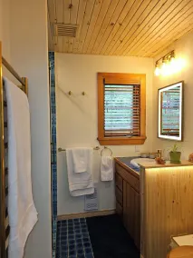 Oceanfront Garden Cottage - Gateway to Attractions & Towns. Private Cove Mooring - Image 4