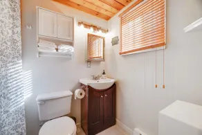 Cozy Comfort, AC, Wi-Fi, TV, Deck, BBQ, 4min walk to pool, close to water park - Image 5