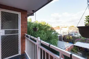 Fitzroy meets Clifton Hill at this Cosy Retreat - Image 4