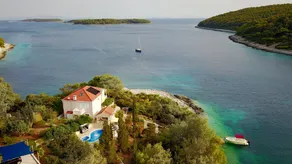 Luxury house with pool, direct beach & jetty access, stunning 270° sea view - Image 2