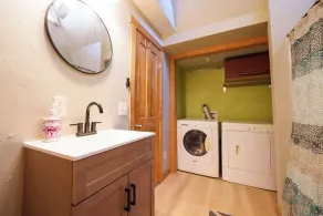 Cozy & clean single family home, pet-friendly, large fenced yard, walk downtown - Image 4