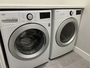 Suite privée moderne, calme, lumineuse, luxueuse et propre avec parking gratuit & climatisation - Image 2