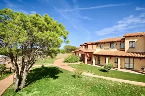 Studio apartment for 2 people of 27 m2 furnished in Sardinian style.Located on the ground floor with veranda and small garden or first floor with balcony.Composed of living room with kitchenette, 2 joinable single beds, bathroom.Endowed of:- TV- air cond - Image 4