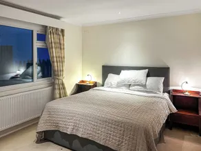 3 bedroom accommodation in Glenelg - Image 4