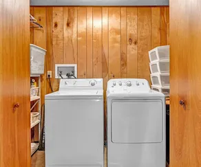 HOT TUB!  2 to 3 Night Minimum Year 'Round! 1 Level Living! - Image 3
