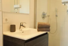 Appartement neuf, attrayant et spacieux avec confort, à distance de marche de la forêt / plage. - Image 3