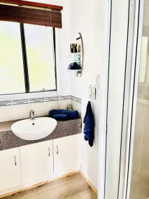 Cosy Family Home 500 metres from Red Rock Beach - Image 3