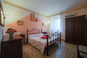 Spaziosa Casa con Piscina a 20 Minuti di Auto dal Centro Storico di Assisi - Image 3