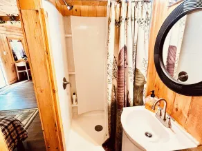 Romantic “BEAR CABIN” In The Woods 30 Min. To Attractions - Image 3
