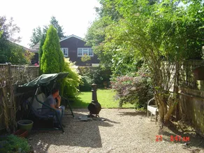 THE BUDDHA ROOM  (QUIET COSY & CLEAN) 15 MINS FROM GATWICK. - Image 2
