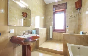 4 Bedroom Stunning Home In Roccadaspide - Image 2