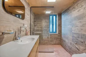 Red Oak House With Garden & Terrace in Assia, Batroun - Image 2