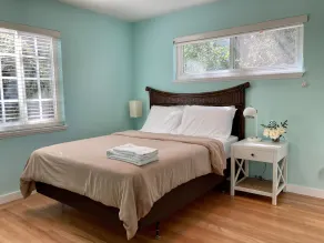 Renovated Mid-Century Garden Retreat: Your Perfect Getaway! - Image 3