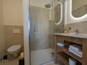 Luxurious 4-Bedroom Apartment with Private Bathrooms, Central Location, and Truffle Experience - Image 2