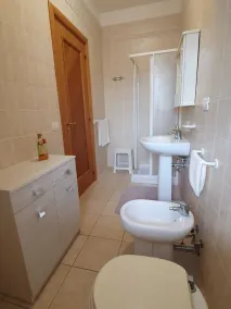 Tre Appartamenti in Villa con Giardino Vicino al Mare - Image 4