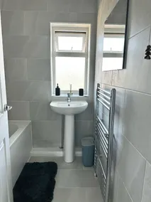 Hartlepool-3 bd House-Sleeps5-Free Parking,Netflix - Image 2