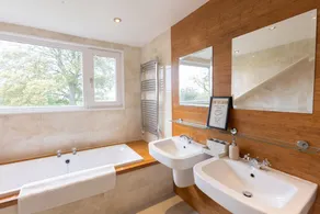 Grand 5BR Home in Market Harborough with Parking - Image 3