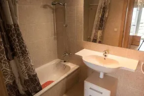 Apartamento con terraza y parking privado, Girona - Image 2