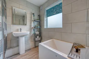 2-Bedroom Modern, Stunning & Stylish Contractor House, Sleeps 4, Prime Portsmouth Location with Free Parking Permit - by Blue Puffin Stays - Image 5