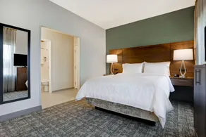 Cozy Queen Studio w/ Full Kitchen, Overland Park - Image 3