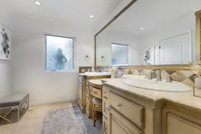 Erwin Estate - A Perfect Blend of Modern Elegance with Mid-Century Undertones - Image 4