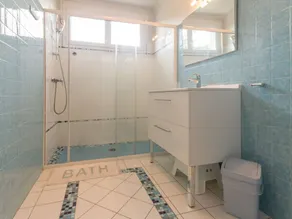 Maison familiale avec piscine, grand jardin clos et équipements de loisirs - Image 2