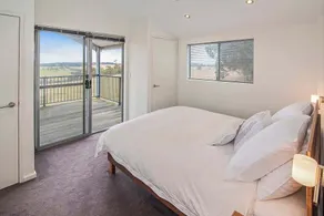 Margaret River Farmhouse: Serene Bushland Getaway - Image 5