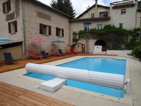 A spacious, bright room with access to the swimming pool in season - Image 4