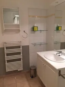 Appartement 2 Chambres avec Parking et Ascenseur à Lourmarin - Image 2
