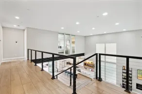 Lavish Luxuries in Old Town - Image 3