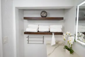 Lovely 2-bedroom loft with hot tub. - Image 3
