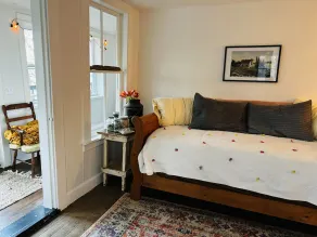 Adorable private cottage with lake views and access. - Image 3