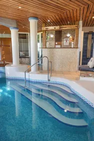 Vivenda de luxo privado com piscina coberta para grupos de até 24 pessoas 7bdr - Image 3
