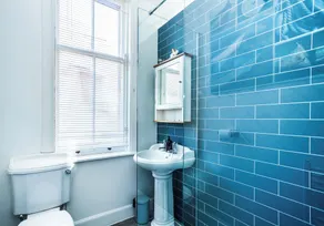 Charming and comfortable apartment, centrally located with easy parking access.  Sleeps 4 - Image 4