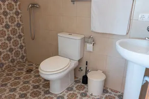 Maison citée dans un environnement de végétation, très communiquée avec son environnement - Image 4